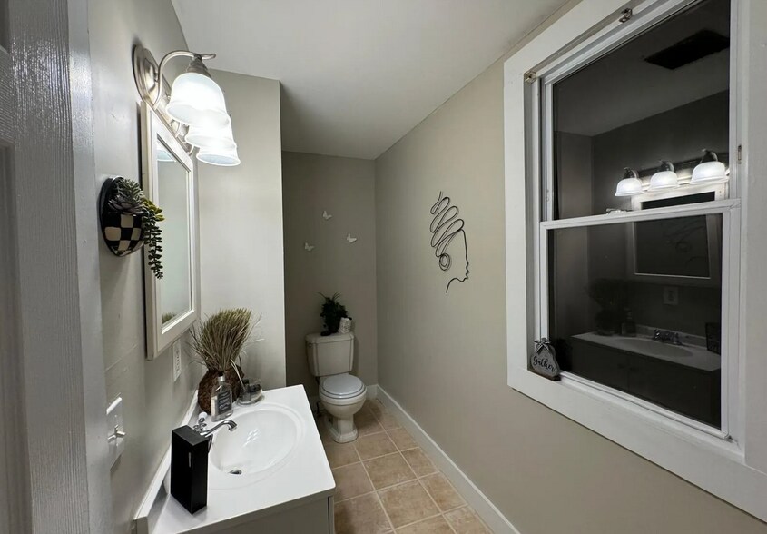 Building Photo - 208 Buckingham St