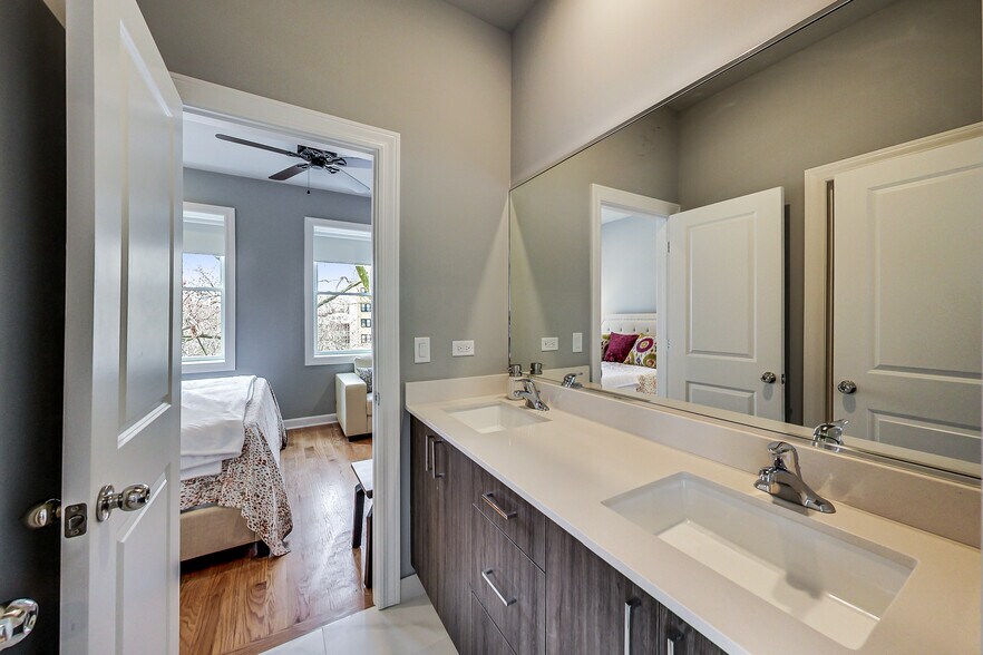 Building Photo - 5117 S Kenwood Ave