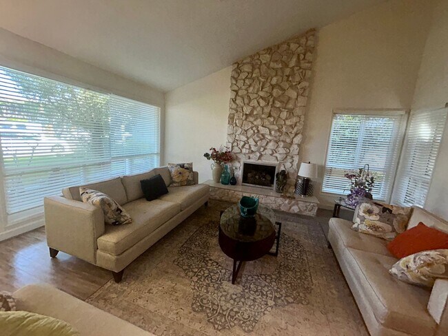 Building Photo - Beautiful Fully Furnished 4Bed/2Bath Home for Rent