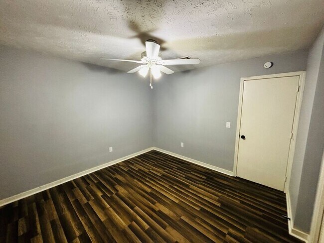 Building Photo - 709 Greenfield Dr