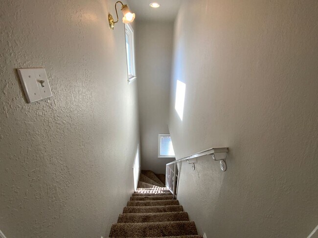 Building Photo - 5 Bedroom Home Available Near Wyoming Blvd NE & Comanche Rd NE!