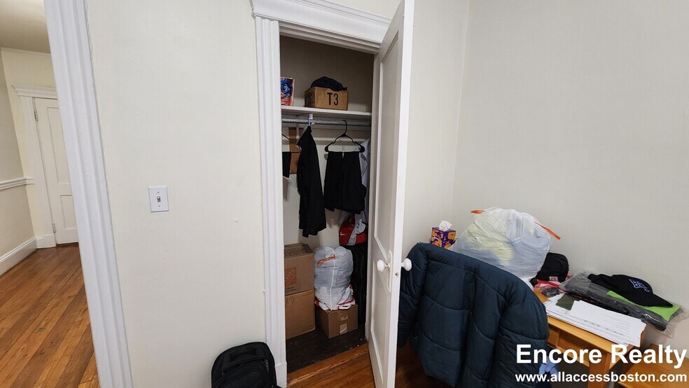 Building Photo - 352 Riverway