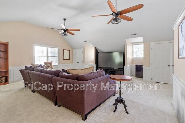 Building Photo - 2113 Hamrick Dr
