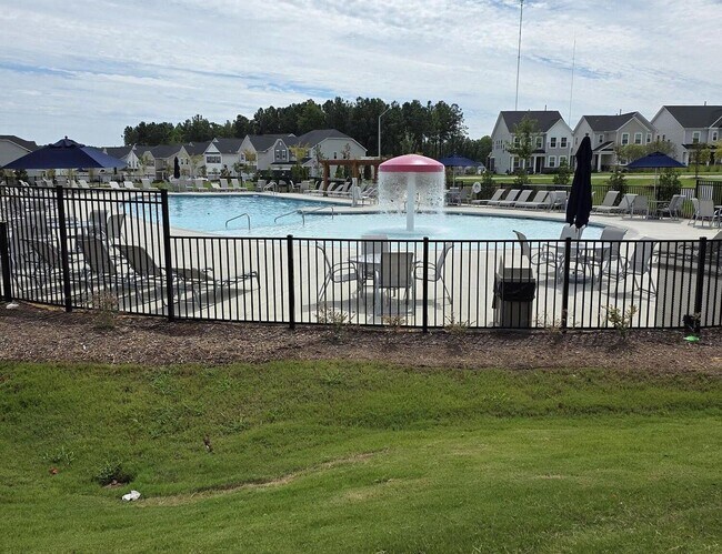 Building Photo - 3BR Like-New Townhome – GREAT PRICE - Community Pool/Playground