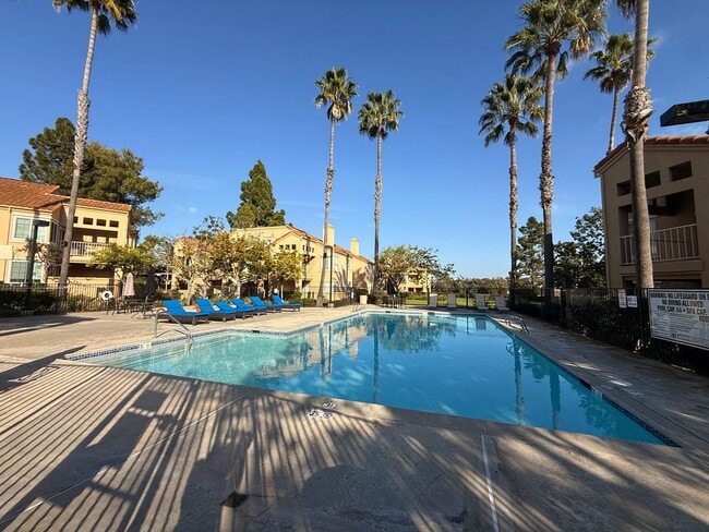 Building Photo - Bright 2BR/2BA Lofted Home with High Ceilings, Pool & 2 Parking Spaces in Clairemont!