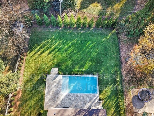 Building Photo - 2011 Sharon Ave