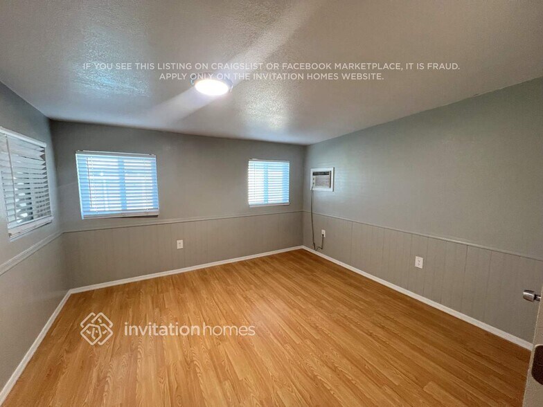 Building Photo - 2926 E Escondido Ave