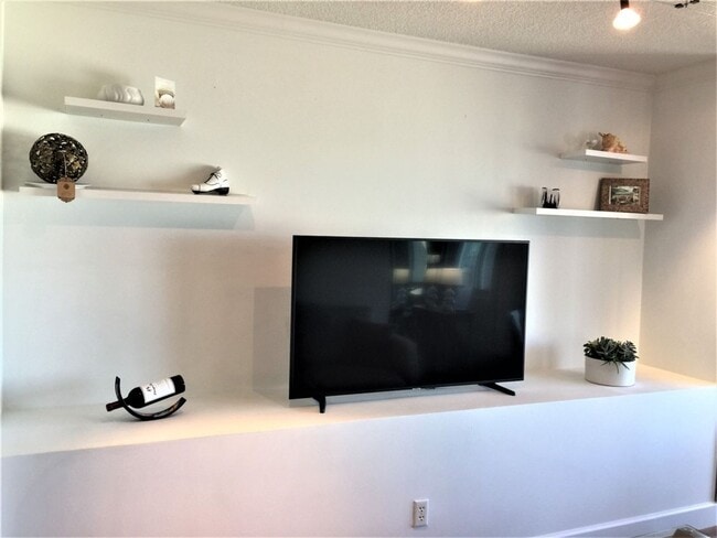 Building Photo - Mid-Term Occupancy, Telegraph Hill Furnished Condo- 1 Car Parking- 24 Hour Doorman - Fitness Center