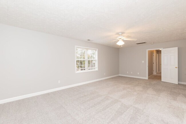 Building Photo - Gorgeous Three Bedroom Home!
