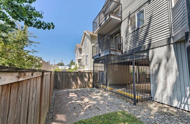 Building Photo - Top Floor 2-Bed Condo with Garage Parking