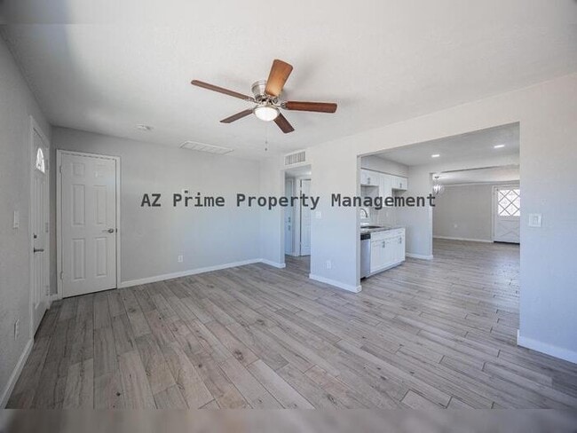 Building Photo - 452 S Mulberry