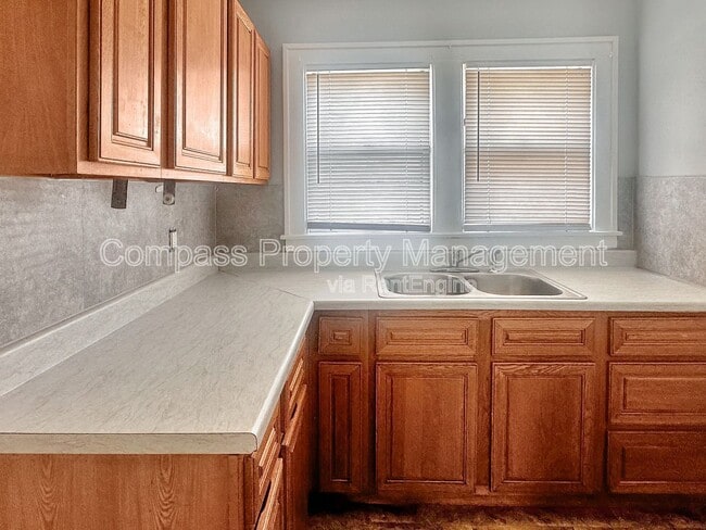 Building Photo - 705 Knapp St NE