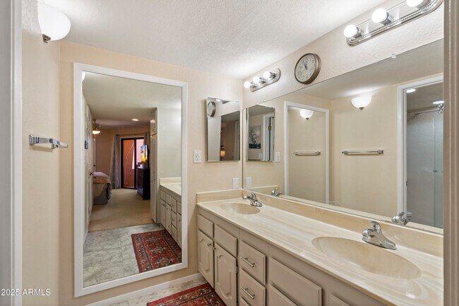 Building Photo - 4303 E Cactus Rd
