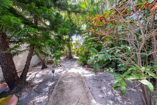 Building Photo - 6941 Bay Dr