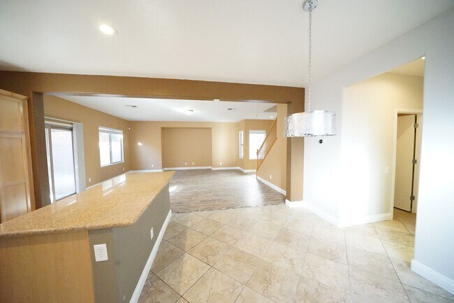 Building Photo - Showings Available NOW