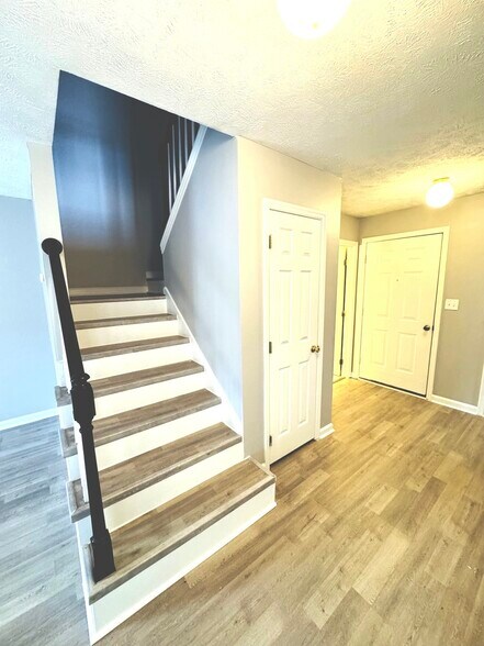 Building Photo - 5551 Robmont Dr