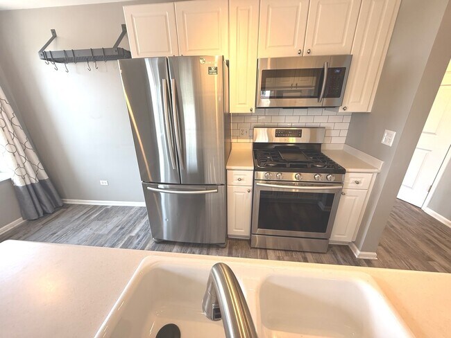 Building Photo - 400 Village Cir