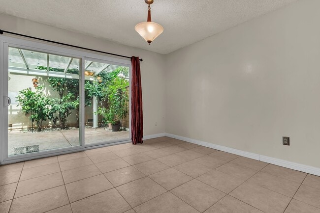 Building Photo - 1428 Camelot Dr