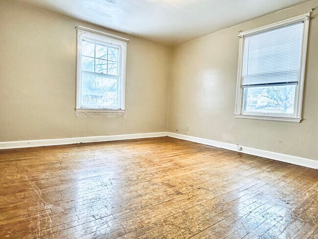 Building Photo - Spacious 2 Bedroom Home