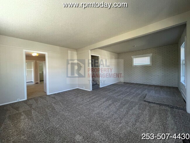 Building Photo - Fantastic Vintage Style 4 Bedroom Home in ...