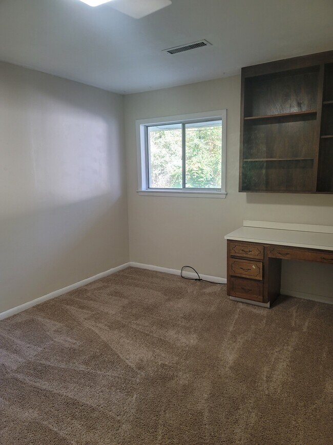 Building Photo - 404 Gwaltney Dr