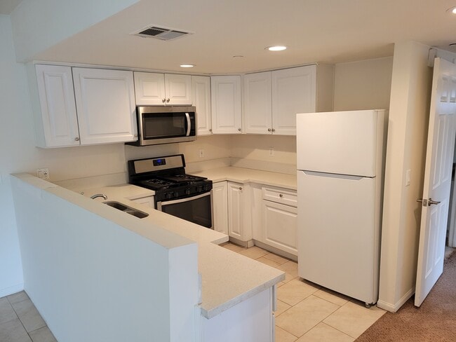 Building Photo - 9126 Langdon Ave