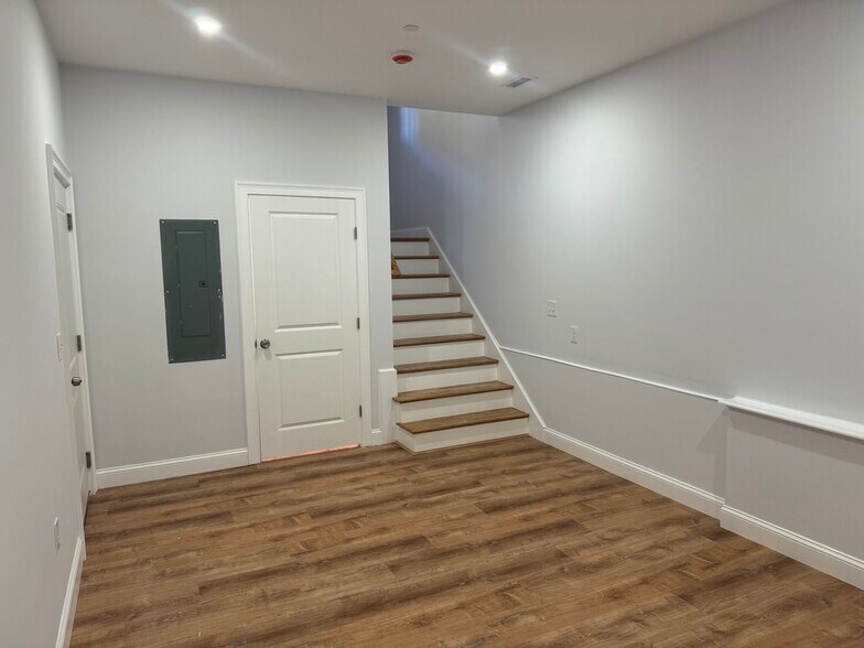 Building Photo - 8 Elton St