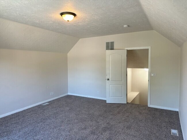 Building Photo - 943 Mount Hood Pl N