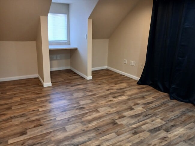 Building Photo - 513 S Ash St