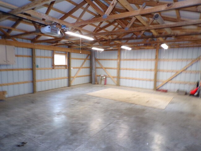 Building Photo - Unique 2 Bed 2.5 Bath Country Home!