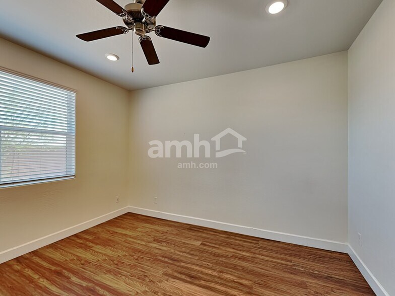 Building Photo - 5913 W Columbine Dr