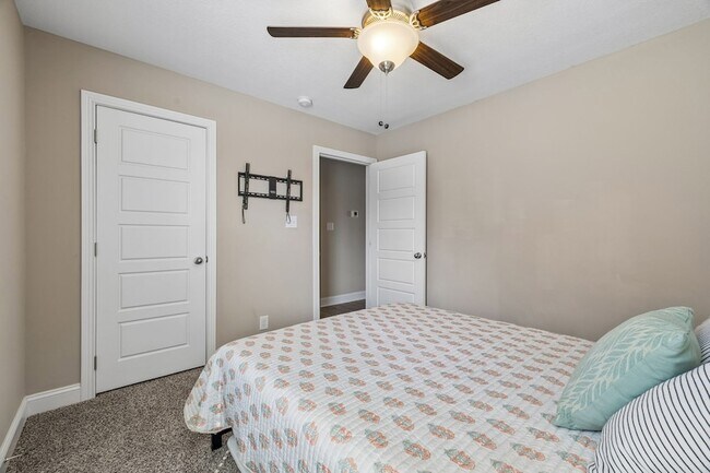 Building Photo - 833 Lutz Ln