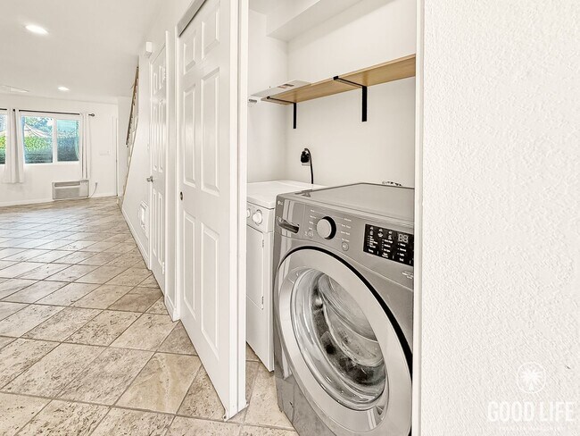 Building Photo - Updated 2BR/1.5BA Condo in Spring Valley Available Now!