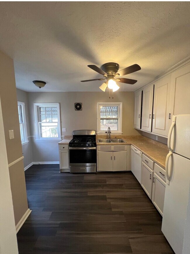Building Photo - Beautiful 2 bedroom 1 bathroom