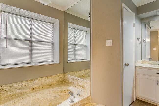 Building Photo - Spacious Home in great location!
