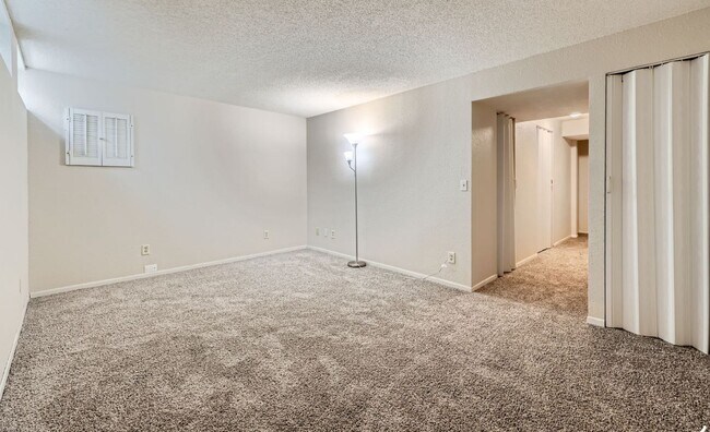 Building Photo - Spacious 3 - Bedroom Townhome with Modern ...