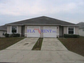 Building Photo - NICE! 3BED / 2 BATH / 1 CAR GARAGE (HALF DUPLEX)