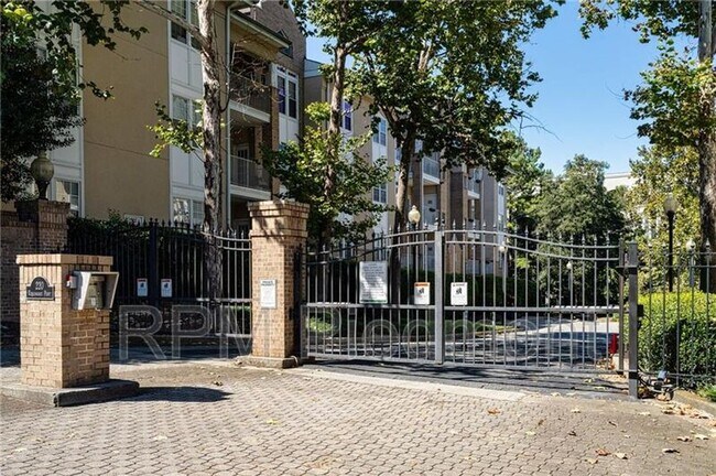 Building Photo - 220 Renaissance Pkwy NE