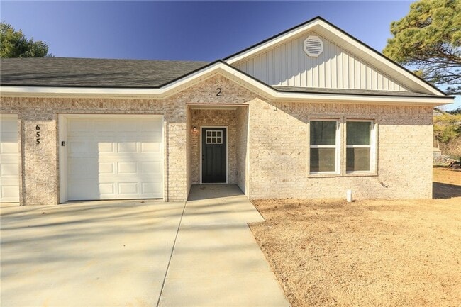 Building Photo - 655 N Genevieve Ave