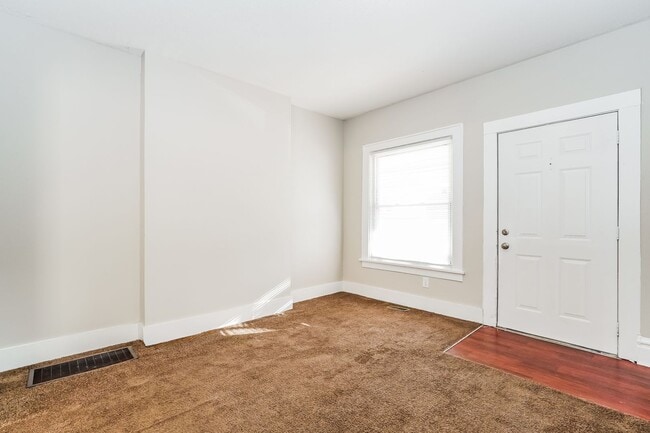 Building Photo - Three Bedroom One Bathroom Double