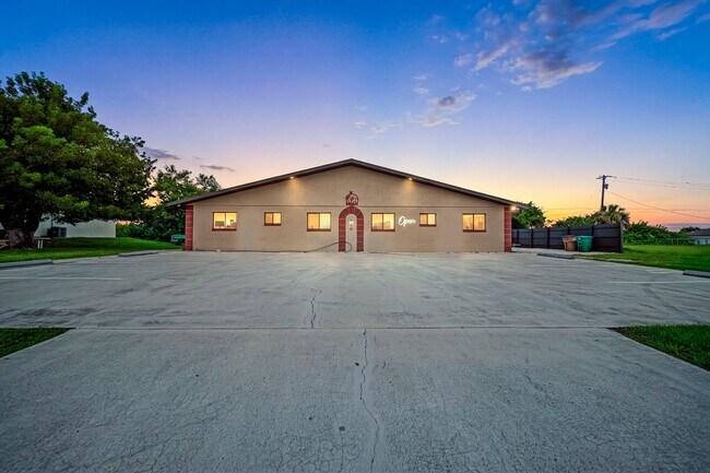 Building Photo - 709 SE 8th Terrace