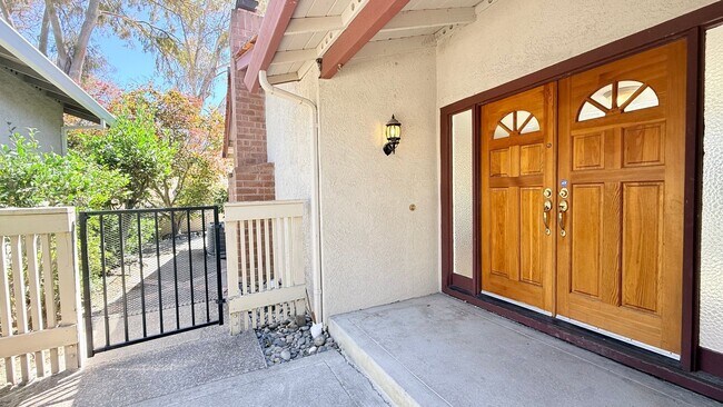 Building Photo - 750 N Paradise Valley Ct