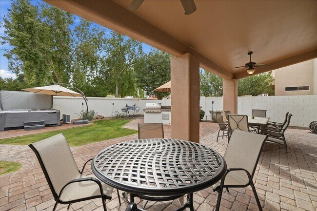 Building Photo - 1909 E Coral Tree Dr