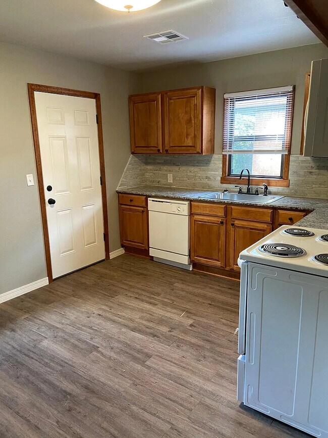 Building Photo - 822 Denison Dr