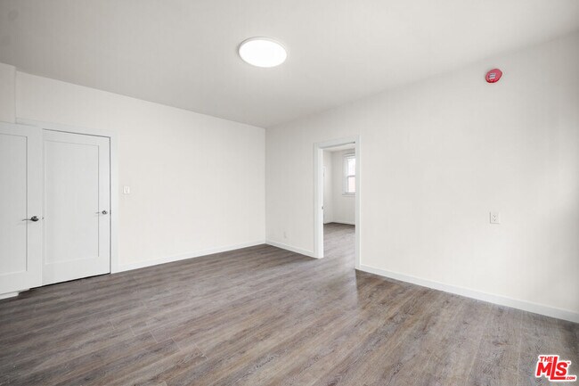 Building Photo - 926 S Mariposa Ave