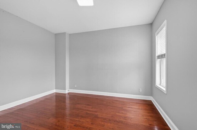 Building Photo - 2319 E Somerset St