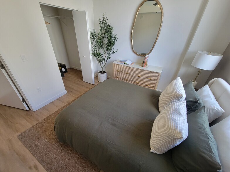 Building Photo - 923 E 28th St