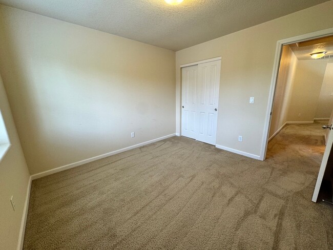 Building Photo - FOR RENT - SUPER CLEAN 4 BEDROOM, 2.5 BATH...