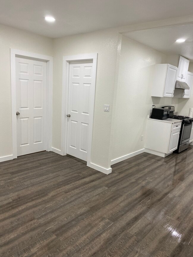 Building Photo - 1539 E Young St