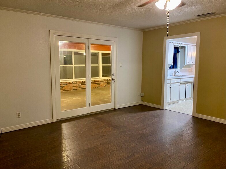 Building Photo - 613 NW Sandra Ln